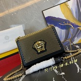 Versace вышел на сцену с большим успехом, создав новую тенденцию. В новую эпоху 