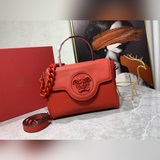 Новинка В этом году Versace действительно представила множество новых ярких диза