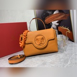 Новые модели Versace в этом году действительно впечатляют множеством новых ярких