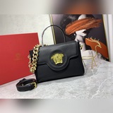 Новые модели Versace в этом году действительно впечатляют множеством новых ярких