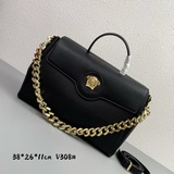 В этом году Versace действительно представила множество новых ярких дизайнов. Но