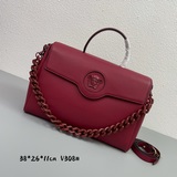 В этом году Versace действительно представила множество новых ярких дизайнов. Но