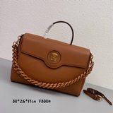 В этом году Versace действительно представила множество новых ярких дизайнов. Но