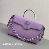 В этом году Versace действительно представила множество новых ярких дизайнов! Но