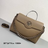 В этом году Versace действительно представила множество новых ярких дизайнов! Но