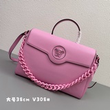 В этом году Versace действительно представила множество новых ярких дизайнов. Но