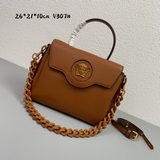 Средний размер. В этом году Versace действительно представила много новых ярких 