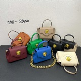 В этом году Versace действительно представила множество новых ярких дизайнов. Но