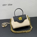 В этом году Versace действительно представила множество новых моделей, которые п
