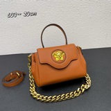 В этом году Versace действительно представила множество новых ярких дизайнов. Но