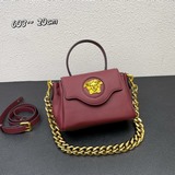 В этом году Versace действительно представила множество новых ярких дизайнов. Но