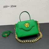 В этом году Versace действительно представила множество новых ярких дизайнов. Но
