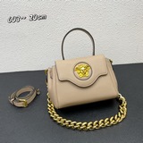 В этом году Versace действительно представила множество новых ярких дизайнов. Но