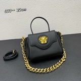 В этом году Versace действительно представила множество новых ярких дизайнов. Но