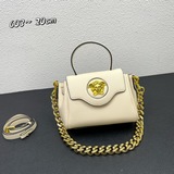 В этом году Versace действительно представила множество новых ярких дизайнов. Но
