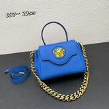 В этом году Versace действительно представила множество новых ярких дизайнов. Но
