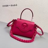 В этом году Versace действительно представила множество новых ярких дизайнов! Но