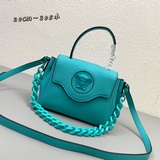 В этом году Versace действительно представила множество новых ярких дизайнов! Но