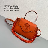 В этом году Versace действительно представила множество новых ярких дизайнов! Но