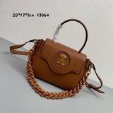 В этом году Versace действительно представила множество новых ярких дизайнов! Но