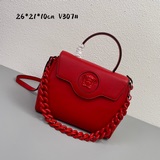 В этом году Versace действительно представила множество новых ярких дизайнов! Но