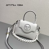 В этом году Versace действительно представила множество новых ярких дизайнов! Но