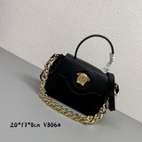 В этом году Versace действительно представила множество новых ярких дизайнов! Но