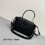 В этом году Versace действительно представила множество новых ярких дизайнов! Но