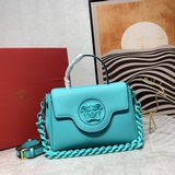 Новые модели Versace в этом году действительно впечатляют множеством новых ярких
