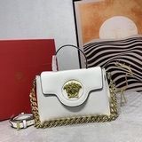 Новая линейка Versace в этом году действительно впечатляет множеством новых ярки