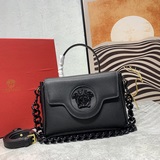 Новинка В этом году Versace действительно представила множество новых ярких диза
