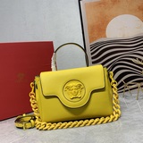Новые модели Versace в этом году действительно впечатляют множеством новых ярких