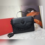 Новинка, большой размер. В этом году Versace действительно представила много нов