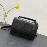 С ремешком на запястье. Изысканный и объемный корпус, сбоку имеется небольшой ак