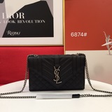 Новая модель кожаной сумочки-конверта с рельефным узором от YSL. Она изготовлена