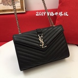 Сферический узор V-образный  Конверт среднего размера  Невероятная текстура YSL.