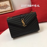 Сферический узор V-образный  Конверт среднего размера  Невероятная текстура YSL.
