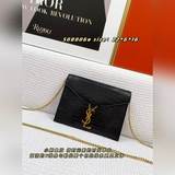 Новейшая модель YSL с элементами конверта и узором в виде маленьких крокодилов. 