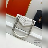 Сумка Loulou Y-образной формы пользуется постоянным спросом, и время от времени 