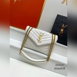 Сумка Loulou Y-образной формы пользуется постоянным спросом, и время от времени 