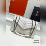 Сумка Loulou Y-образной формы пользуется постоянным спросом, и время от времени 