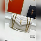 Сумка Loulou Y-образной формы пользуется постоянным спросом, и время от времени 