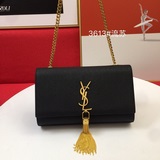 Сумка Saint Laurent с логотипом на передней клапане, с цепочкой-ремешком через п