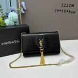 Невозможно устоять перед сумкой YSL с тиснением в виде крокодила и бахромой. Нес