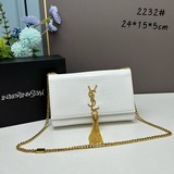 Невозможно устоять перед сумкой YSL с тиснением в виде крокодила и бахромой. Нес