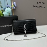 Невозможно устоять перед сумкой YSL с тиснением в виде крокодила и бахромой. Нес