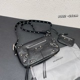 Модель «Мотоциклист» от Balenciaga, сумка почтальона, новая модель, появление на