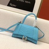Balenciaga представила новую коллекцию сумок с крокодиловым принтом, включая сти