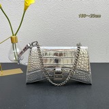 Balenciag представляет новую сумку через плечо с цепочкой в форме песочных часов