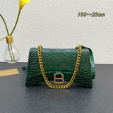 Balenciag представляет новую сумку через плечо с цепочкой в форме песочных часов